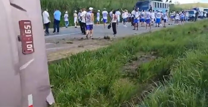 Ônibus com torcedores de organizada do Bahia tomba na BR-101 a caminho de Recife
