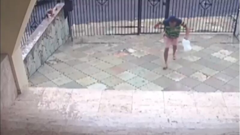 Veja momento que zelador incendeia prédio antes de espancar moradora