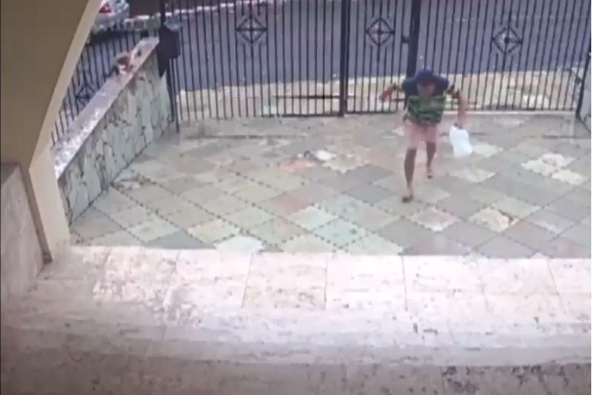Veja momento que zelador incendeia prédio antes de espancar moradora