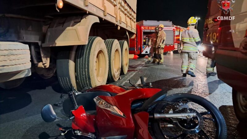 Motociclista fica gravemente ferida após ficar embaixo de caminhão