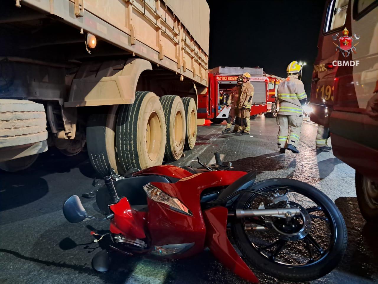 Motociclista fica gravemente ferida após ficar embaixo de caminhão
