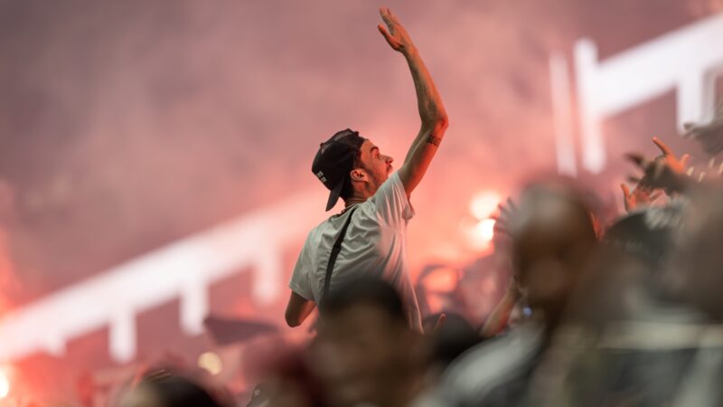 Torcedores de Galo e Cruzeiro fazem festa antes de duelo decisivo