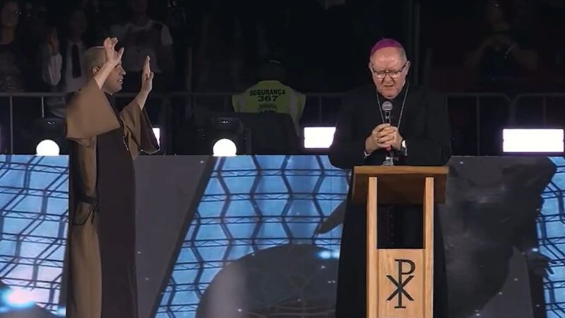 Ao lado de Frei Gilson, bispo faz oração anticomunismo em evento no DF