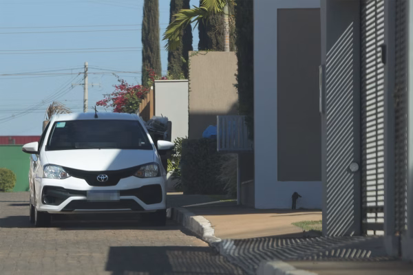 Vídeo: policiais penais são posicionados na porta da casa de Bolsonaro