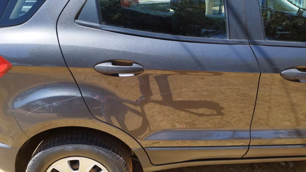 Homem arranha carros e causa prejuízo de R$ 15 mil a revendedora no DF