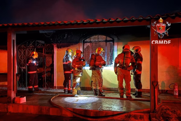 DF: incêndio que matou cinco homens deixou 11 pessoas intoxicadas