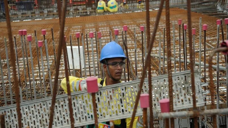 Confiança da construção cai em agosto e é a menor desde 2021, diz FGV