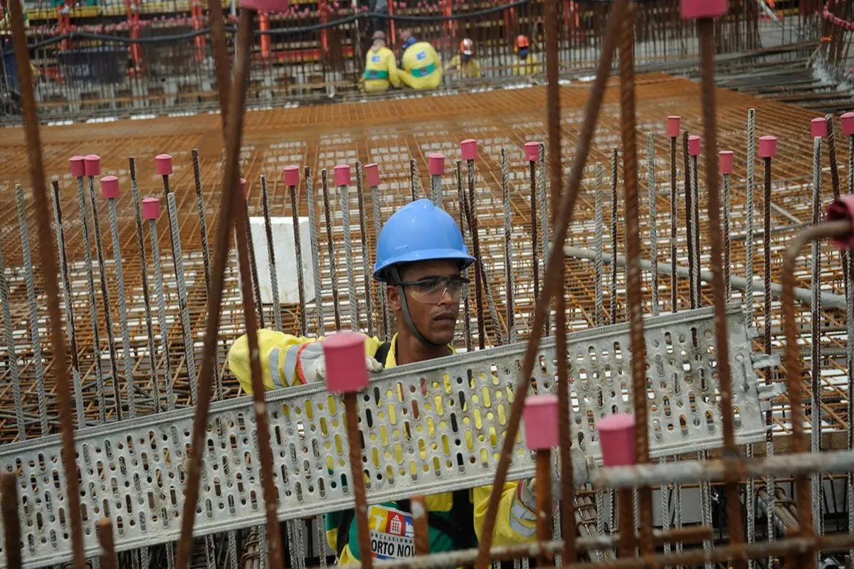 Confiança da construção cai em agosto e é a menor desde 2021, diz FGV