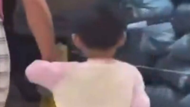 Mãe entra em surto e atinge filha com facada na cabeça na China. Vídeo