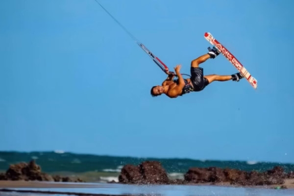 Ex-deputado é internado em coma induzido após acidente de kitesurf