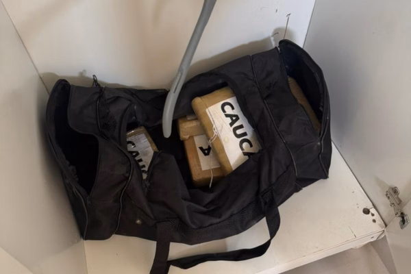 Trio é preso por tráfico de drogas em distribuidora no DF