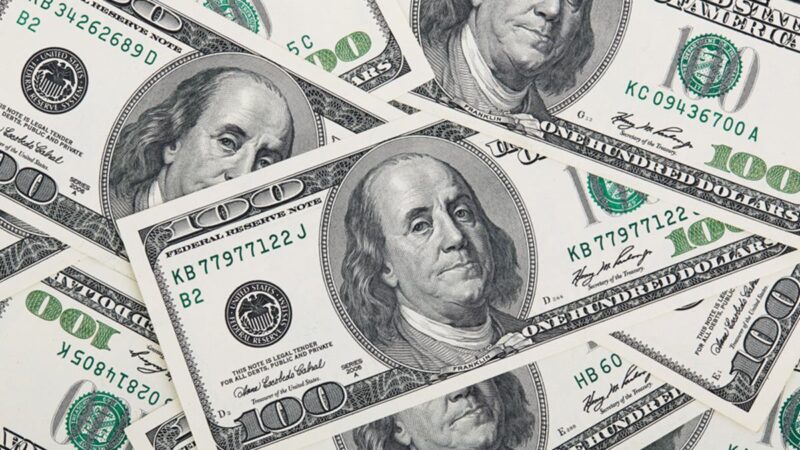 Dólar passa a subir e Bolsa cai com Lula, inflação e “furacão Trump”