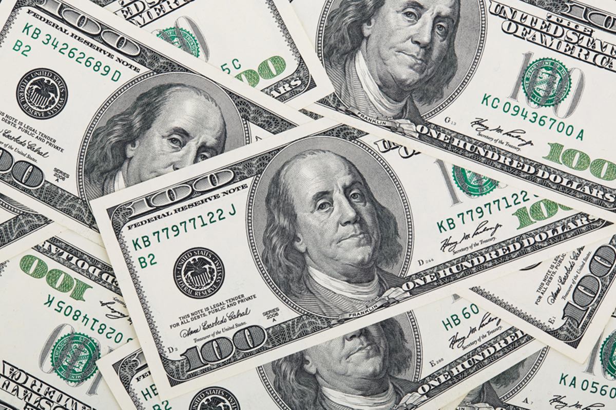 Dólar passa a subir e Bolsa cai com Lula, inflação e “furacão Trump”