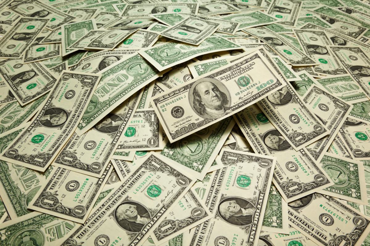 Dólar sobe com Orçamento, reação de Lula a tarifaço e inflação nos EUA