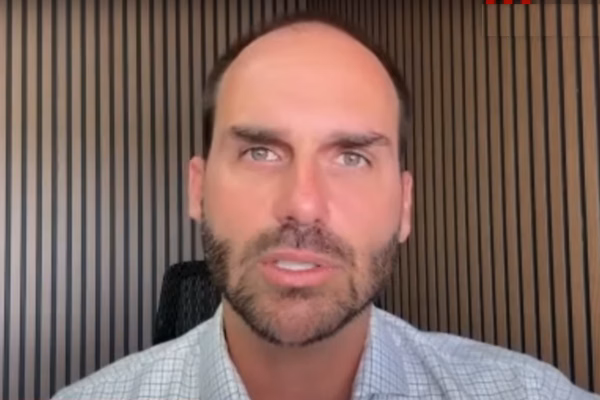 Dos EUA, Eduardo participa de audiência na Câmara e ataca Moraes