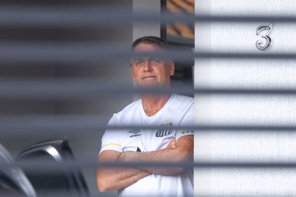 Damares poderá visitar Bolsonaro, mas terá porta-malas revistado