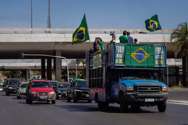 Apoiadores fazem oração em frente ao condomínio de Bolsonaro. Vídeo