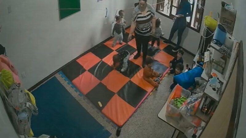 Professora empurra e puxa crianças pelo braço em creche do RS. Vídeo