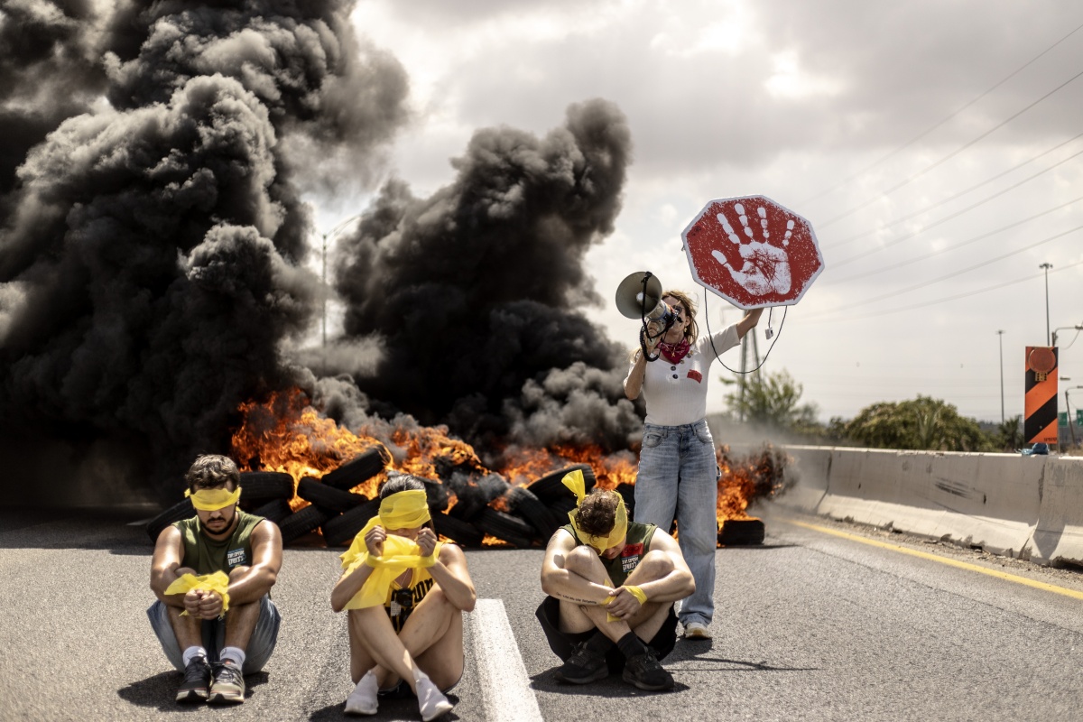 Conflito em Gaza provoca racha entre militares e leva milhares às ruas