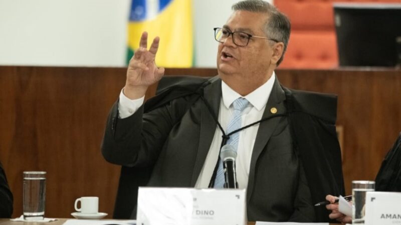 Dino determina que Câmara explique urgência em PL da Adultização