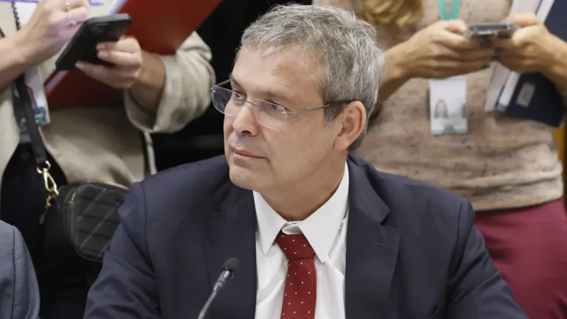 Líder do PT pede corte imediato do salário de Eduardo Bolsonaro