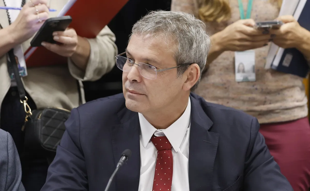 Líder do PT pede corte imediato do salário de Eduardo Bolsonaro