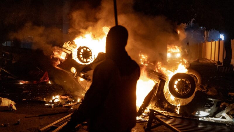 Incêndio mata três pessoas na Indonésia após morte de motorista