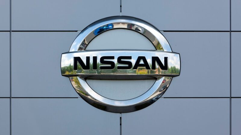 Mercedes vende fatia na Nissan. Ações da montadora japonesa caem