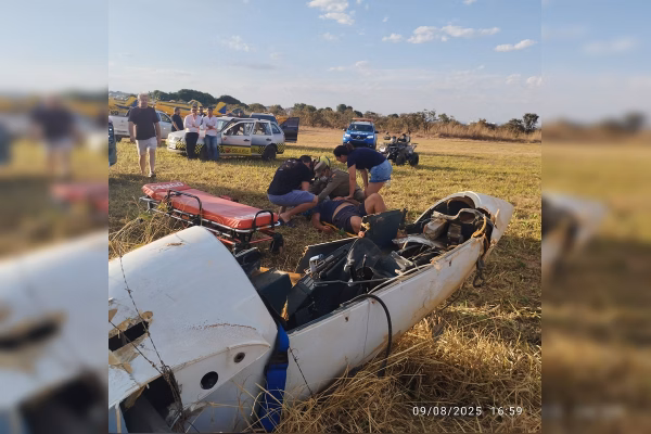 Piloto perde o controle, avião bate em árvore e cai no Entorno do DF