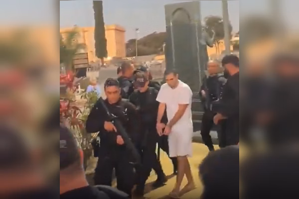 Escoltado por dezenas de policiais, preso do 8/1 vai a velório da avó