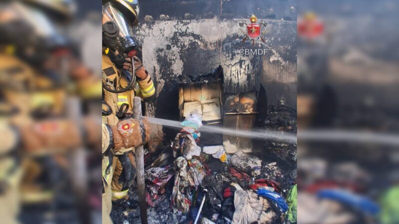 Casa fica parcialmente destruída após pegar fogo no Recanto das Emas