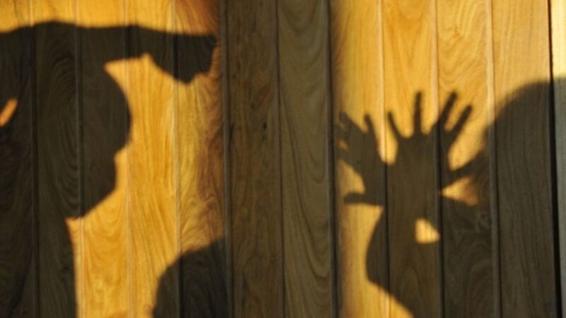 Homem tenta matar a companheira após denúncia à PM: “Chamou os vermes”