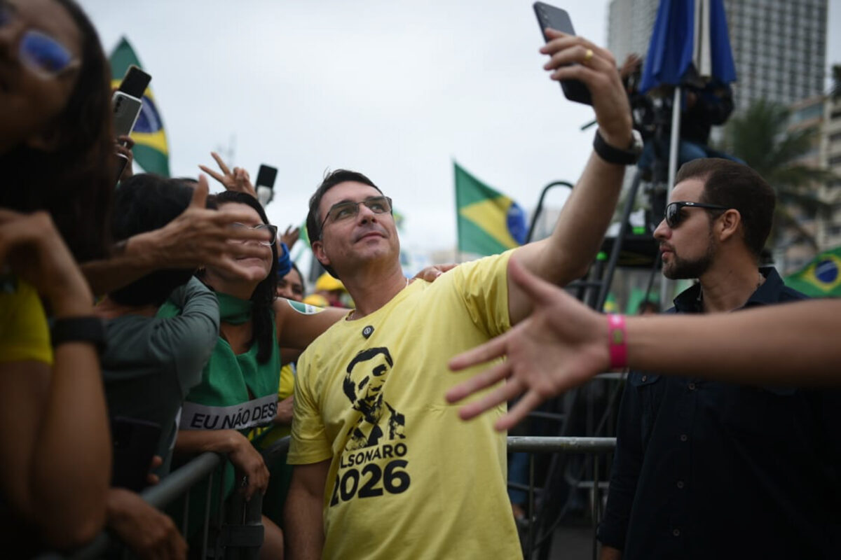Flávio Bolsonaro diz que STF entregará “cabeça” de Moraes na bandeja