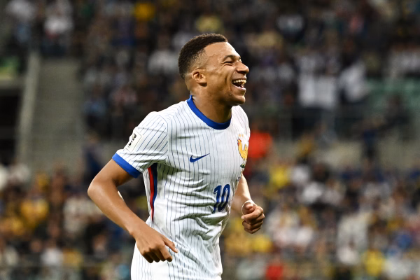 Mbappé faz declaração polêmica sobre bastidores no futebol: “Enojado”