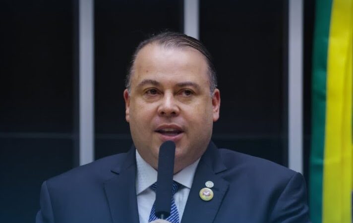 Deputado Júlio César Ribeiro do Republicanos DF celebra aprovação projeto de lei que criminaliza o exercício ilegal da Medicina Veterinária.