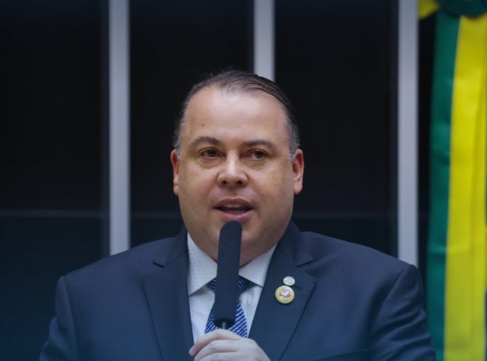 Deputado Júlio César Ribeiro do Republicanos DF celebra aprovação projeto de lei que criminaliza o exercício ilegal da Medicina Veterinária.