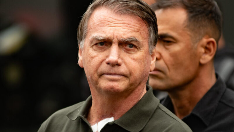 Bolsonaro passa a noite em hospital após ser internado às pressas