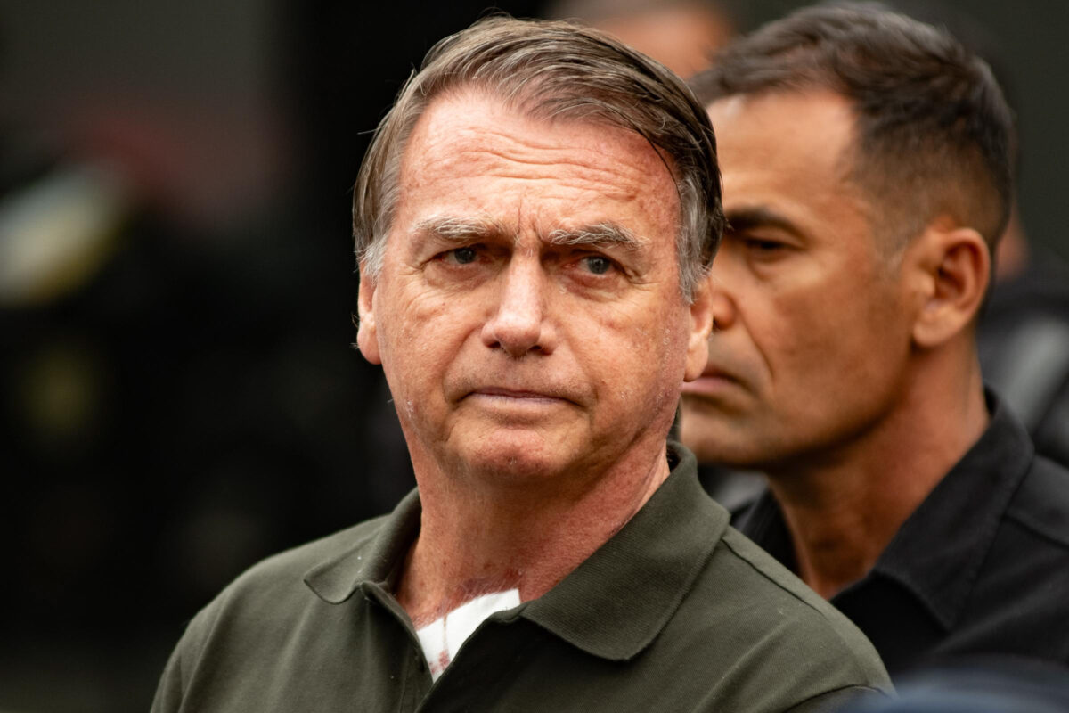 Bolsonaro passa a noite em hospital após ser internado às pressas