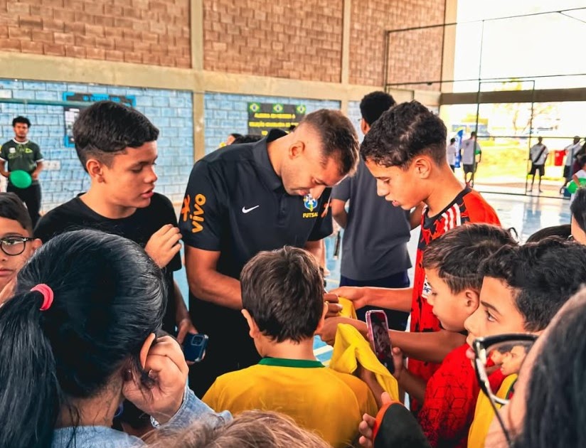 Visita da Seleção Brasileira de Futsal emociona alunos do Centro Olímpico e Paralímpico do Recanto das Emas
