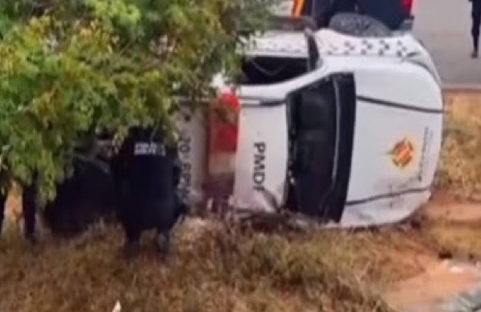 PM fica ferido ao capotar viatura e cair em vala no DF. Veja imagens