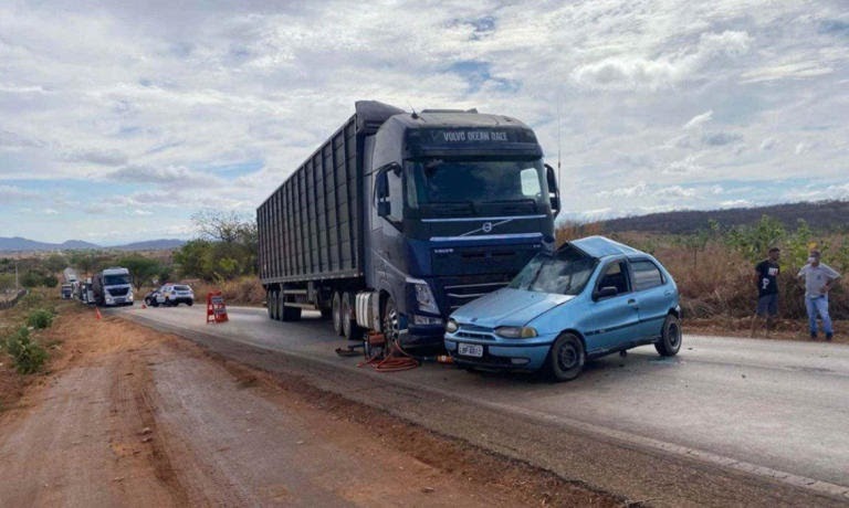 Colisão entre carro e carreta no Norte de Minas resultou na morte de uma mulher de 37 anos
