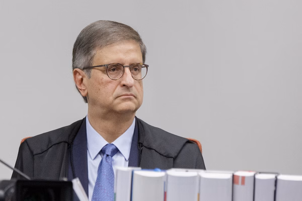 PGR: Eduardo e Figueiredo atuaram para sanções a 8 ministros do STF