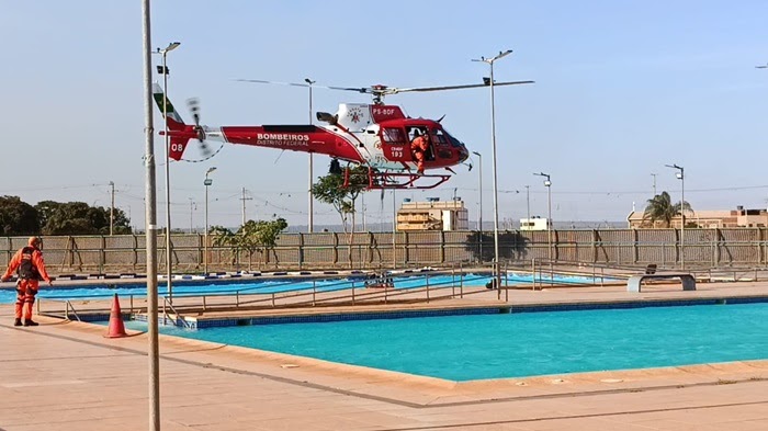Helicóptero dos Bombeiros Usa água da piscina do Centro Olímpico da Cidade Estrutural para auxiliar no combate a um incêndio na região nesta segunda-feira (29).