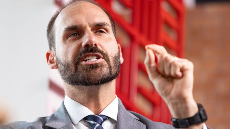 Eduardo Bolsonaro se revolta com “risinhos e gracejos” de ministros