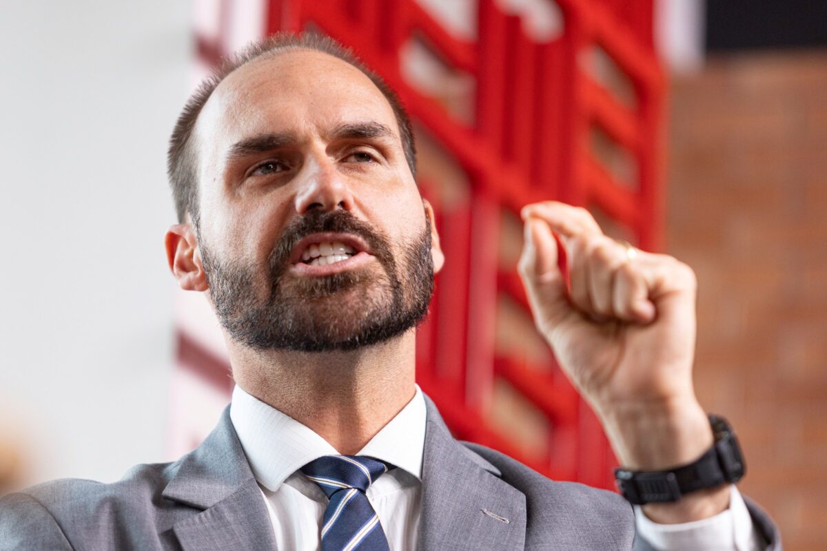 Eduardo Bolsonaro se revolta com “risinhos e gracejos” de ministros