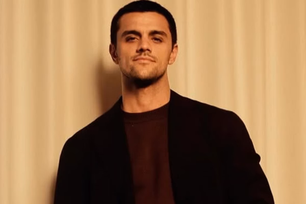 Felipe Simas diz que pensou em largar carreira de ator após conversão