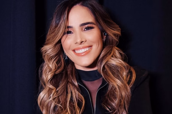 Wanessa Camargo é flagrada agarrada a colega do Dança dos Famosos