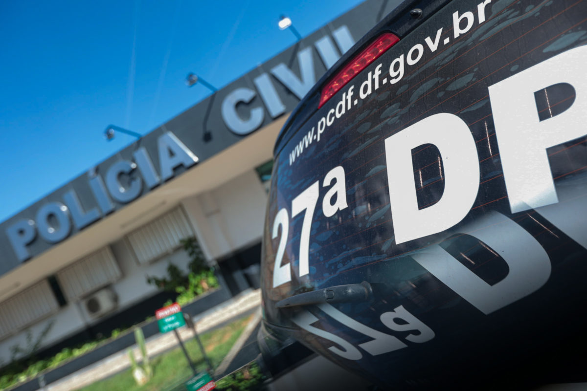 Homem agride policiais durante abordagem, mas acaba preso com cocaína