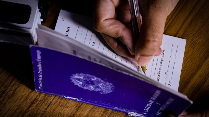 Emprego deve seguir “robusto” nos próximos meses, dizem economistas