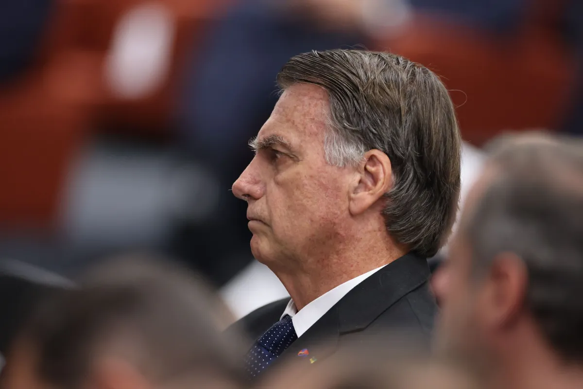 Aliados relatam temor de Bolsonaro com regime fechado